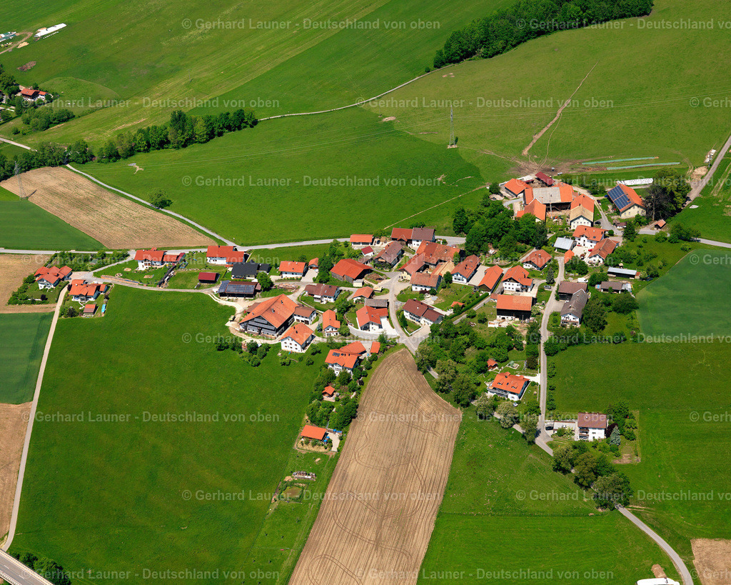 2724069 | OBERLEINBACH 19.05.2007 Landwirtschaftliche Nutzflächen und Feldgrenzen  umsäumen das Siedlungsgebiet des Dorfes in Oberleinbach im Bundesland Bayern, Deutschland // Agricultural land and field boundaries surround the settlement area of the village  in Oberleinbach in the state Bavaria, Germany Foto: Gerhard Launer