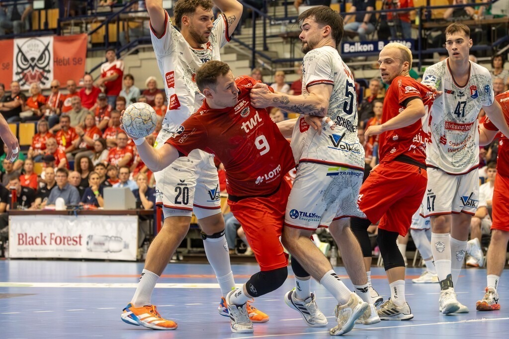 2. HBL (Handball-Bundesliga), Saison 2025/26, 34. Spieltag: Eulen Ludwigshafen gegen TV 05/07 Hüttenberg | 2. HBL (Handball-Bundesliga), Saison 2025/26, 34. Spieltag: Eulen Ludwigshafen gegen TV 05/07 Hüttenberg***Marc-Robin Eisel (9, Ludwigshafen) mit erfolgreichem Abschluss - Realisiert mit Pictrs.com