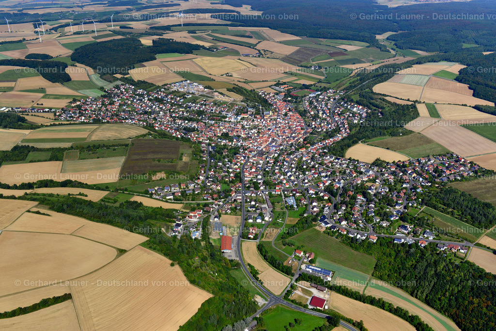 3650075 | GüNTERSLEBEN 31.08.2016 Stadtansicht vom Stadtrand angrenzend an landwirtschaftliche Feldern  in Güntersleben im Bundesland Bayern, Deutschland // City view from the outskirts with adjacent agricultural fields  in Güntersleben in the state Bavaria, Germany Foto: Gerhard Launer