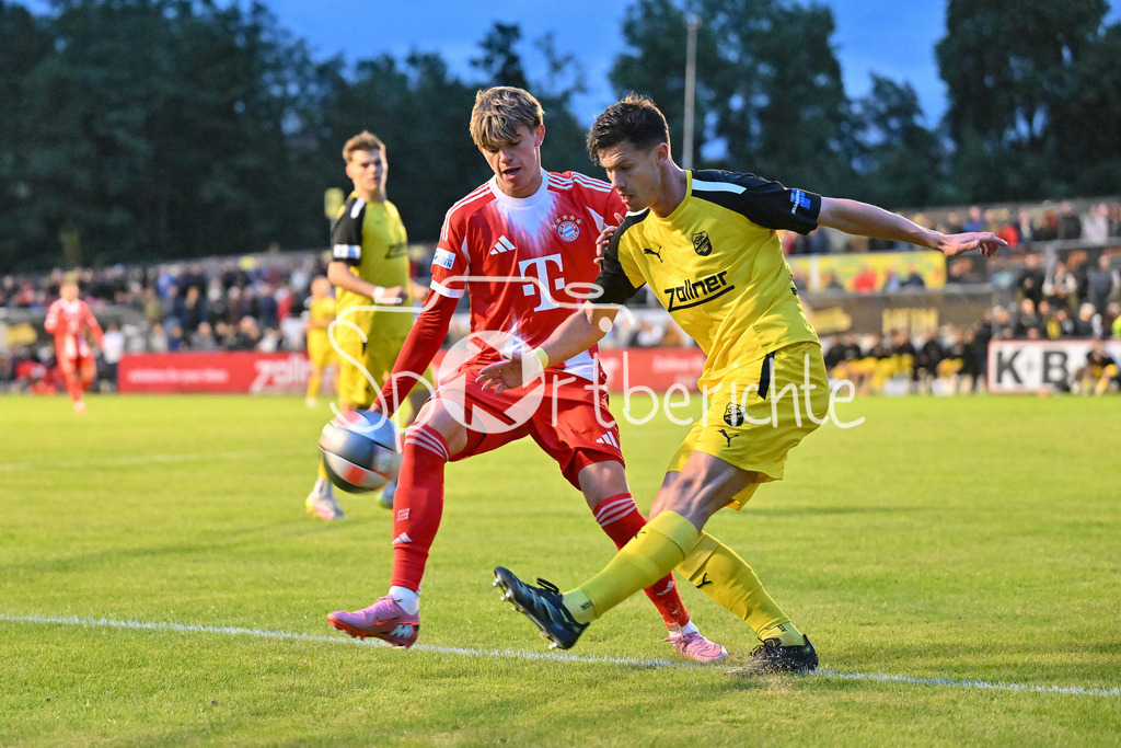 DJK Vilzing - FC Bayern Amateure | im Duell Guido Della ROVERE (FC Bayern Muenchen II 10) und Mario KUFNER (DJK Vilzing 6) / Zweikampf / Regionalliga Bayern: DJK Vilzing - FC Bayern Amateure; Manfred-Zollner Stadion am 23.09.2025