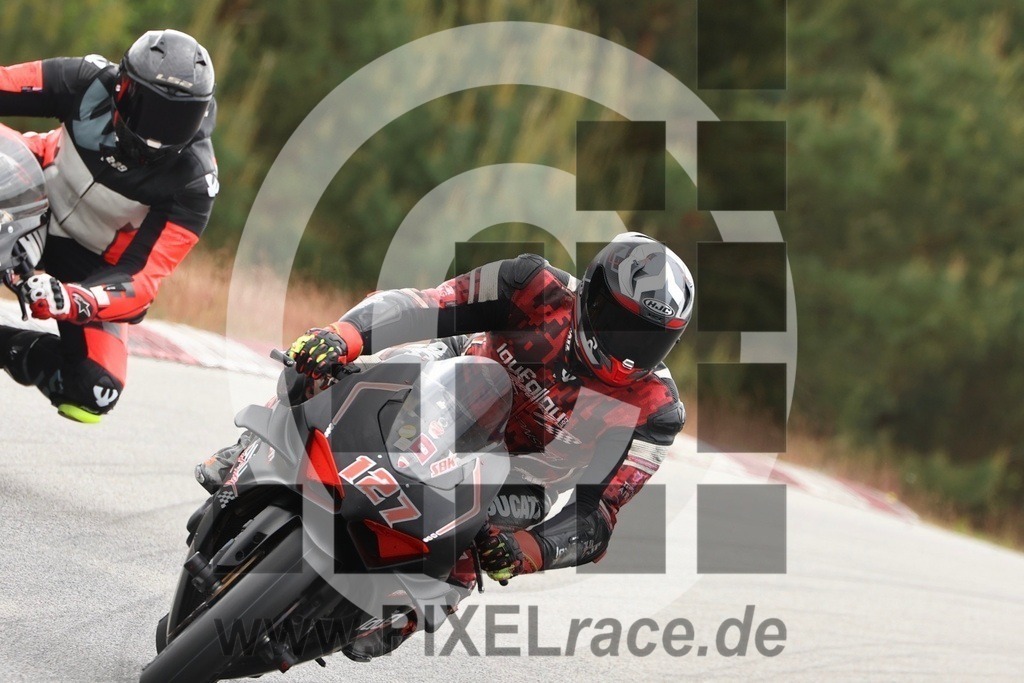 0127-PXR50230 | Schöne Erinnerungen an spannende Momente - das festzuhalten ist unser Job. PIXELrace.de ist seit 2003 auf den Rennstrecken Europas unterwegs um die Action draußen beim Fahren und die wunderbare Stimmung imm Fahrerlager für euch einzufangen.