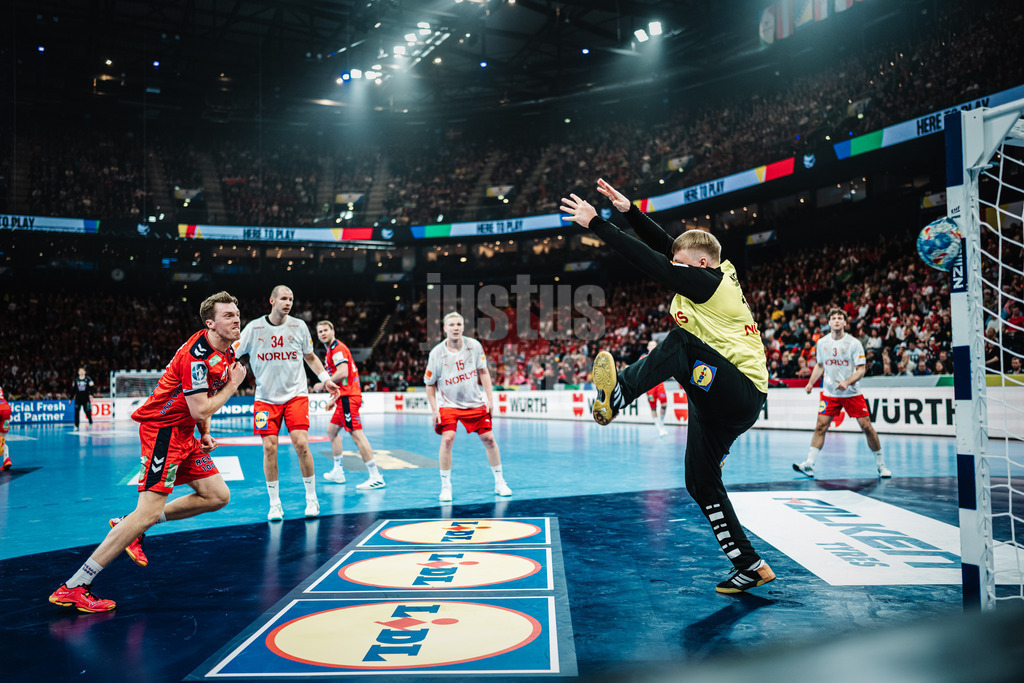 Handball | Herren | EHF EURO 2024 | European Championshop Men 2024 Final Tournament | Norwegen vs. Dänemark | 21.01.2024 | Der Ball von Kristian Bjornsen (#19, Norwegen, NOR) geht an den Pfosten