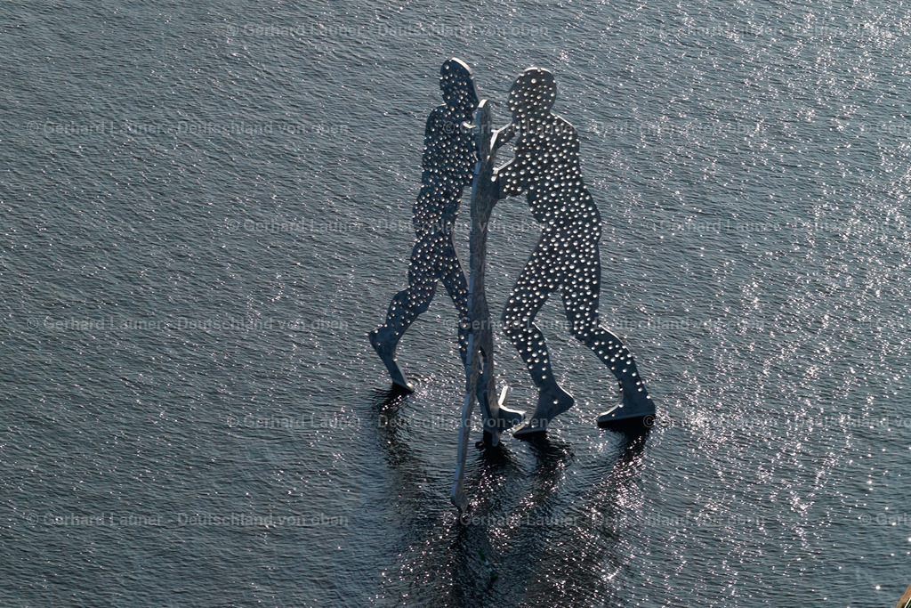 9000129 | Der Molecule Man ist ein Berliner Monumentalkunstwerk, das im Mai 1999 von dem amerikanischen Bildhauer Jonathan Borofsky geschaffen wurde. Es handelt sich um eine Drei-Personen-Skulptur, die in der Spree zwischen Elsenbrücke und Oberbaumbrücke nahe dem Schnittpunkt der drei Ortsteile Kreuzberg, Alt-Treptow und Friedrichshain aufgestellt wurde.