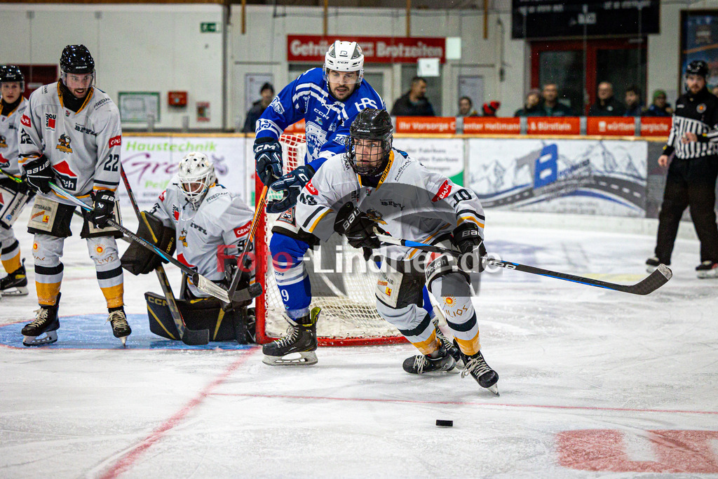 SC Forst NATURE BOYS gegen WANDERERS Germering | Eishockey Landesliaga Herren Gruppe A 2024/2025, SC Forst NATURE BOYS gegen WANDERERS Germering, 20241025,Oskar Valentin HAERTY (WANDERERS Germering 40) in Aktion,2024-10-25 in Peißenberg (Eisstadion Peißenberg), Oskar Valentin HAERTY (WANDERERS Germering 40), Matthias MÜLLER (Nature Boyz 19)Copyright: WolfgangxLindner www.foto-lindner.de
