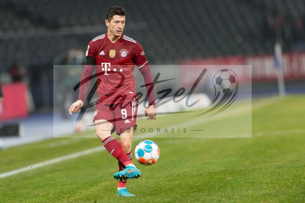 BSCFCB20220123_083 | Fussball, Herren: Robert Lewandowski (FC Bayern Muenchen) in Aktion, am Ball, Einzelaktion bei dem Spiel der 1. Bundesliga zwischen Hertha BSC und FC Bayern Muenchen im Olypiastadion am 23.01.2022 in Berlin, Deutschland.DFB / DFL REGULATIONS PROHIBIT ANY USE OF PHOTOGRAPHS AS IMAGE SEQUENCES AND/OR QUASI-VIDEO. - Realisiert mit Pictrs.com
