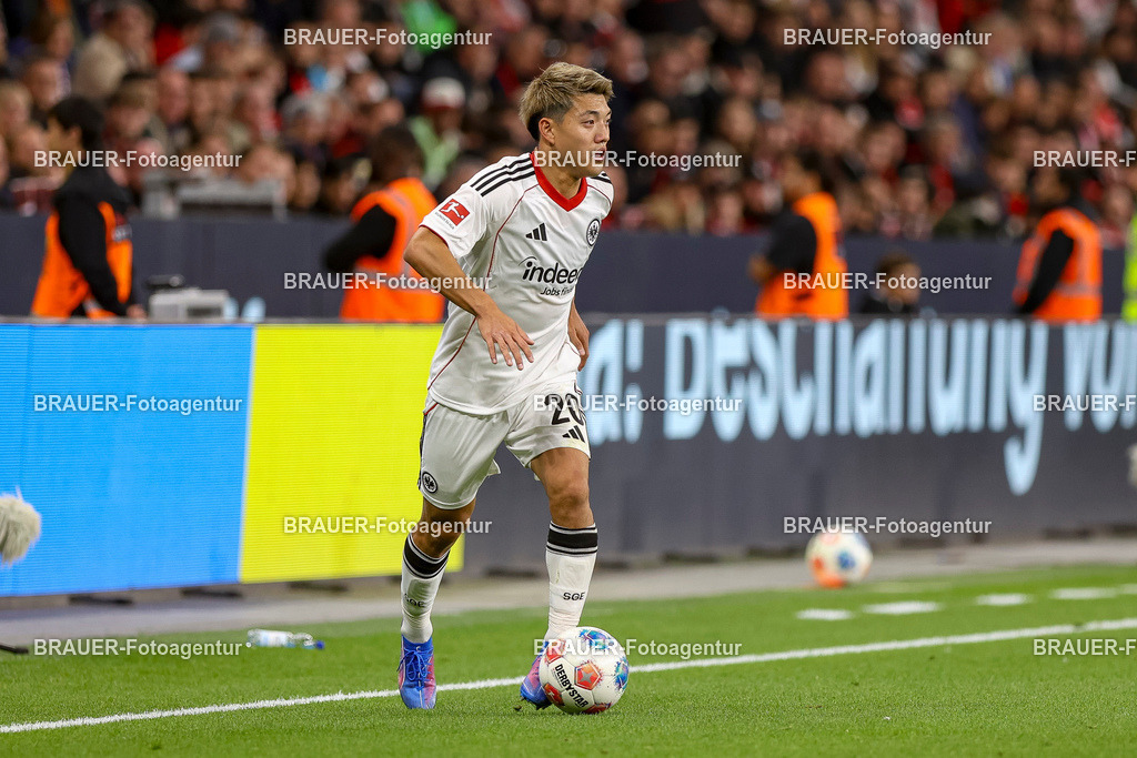 Bayer 04 Leverkusen vs Eintracht Frankfurt - Bundesliga  | Leverkusen, Deutschland, 12.09.25:   Ritsu Doan (Eintracht Frankfurt) in Aktion am Ball, Einzelaktion waehrend des Spiels der Bundesliga zwischen  Bayer 04 Leverkusen vs Eintracht Frankfurt in der BayArena(Foto von Brauer-Fotoagentur / Adrian Schlueter)