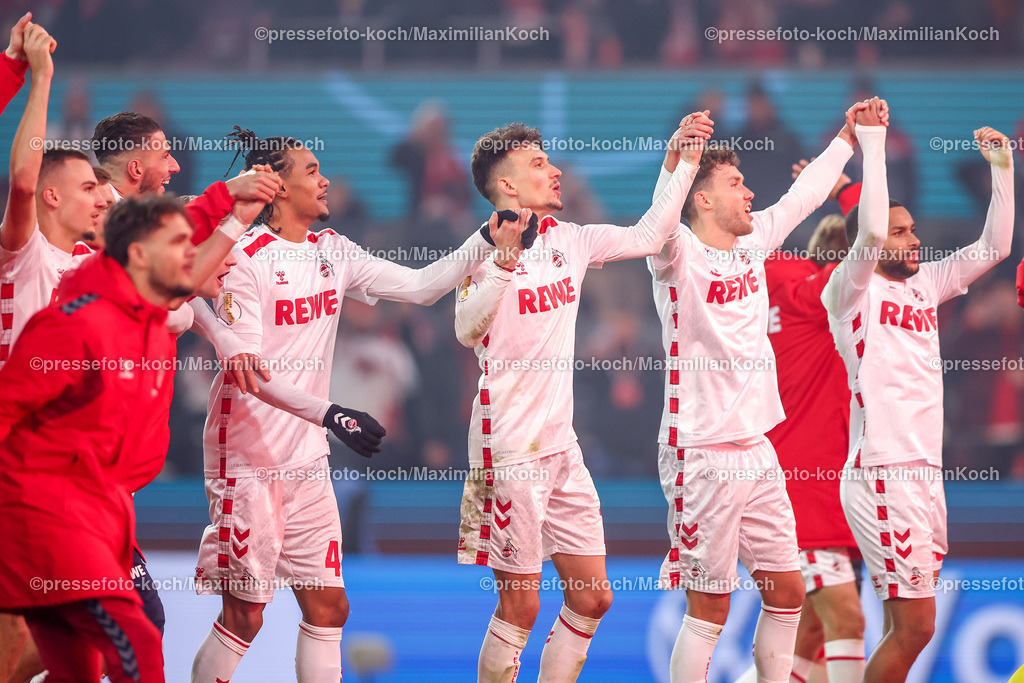 1FC04122401111 | 04.12.2024, Fußball, 1. FC Köln - Hertha BSC, Achtelfinale DFB-Pokal, RheinEnergieSTADION, Saison 2024 2025: Abschlussjubel nach dem Einzug ins Viertelfinale - Die Köllner Mannschaft jubelt über den Sieg und feiert vor den Fans. Leart Pacarada (1.FC Köln #17), Damion Downs (1.FC Köln #42), Dejan Ljubicic (1.FC Köln #7), Luca Waldschmidt (1.FC Köln #9) und  Linton Maina (1.FC Köln #37)DFB regulations prohibit any use of photographs as image sequences and or quasi-video.