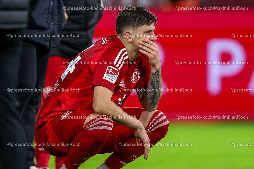 Due20122401124 | 20.12.2024, Fußball, Fortuna Düsseldorf - 1. FC Magdeburg, 2. Bundesliga, Merkur Spiel-Arena, Saison 2024 2025: Enttäuschte Gesichter nach der 2:5 Niederlage der Fortuna - Jean Hugonet (1.FC Magdeburg #24) kniet enttäuscht auf dem SpielfeldDFB regulations prohibit any use of photographs as image sequences and or quasi-video.