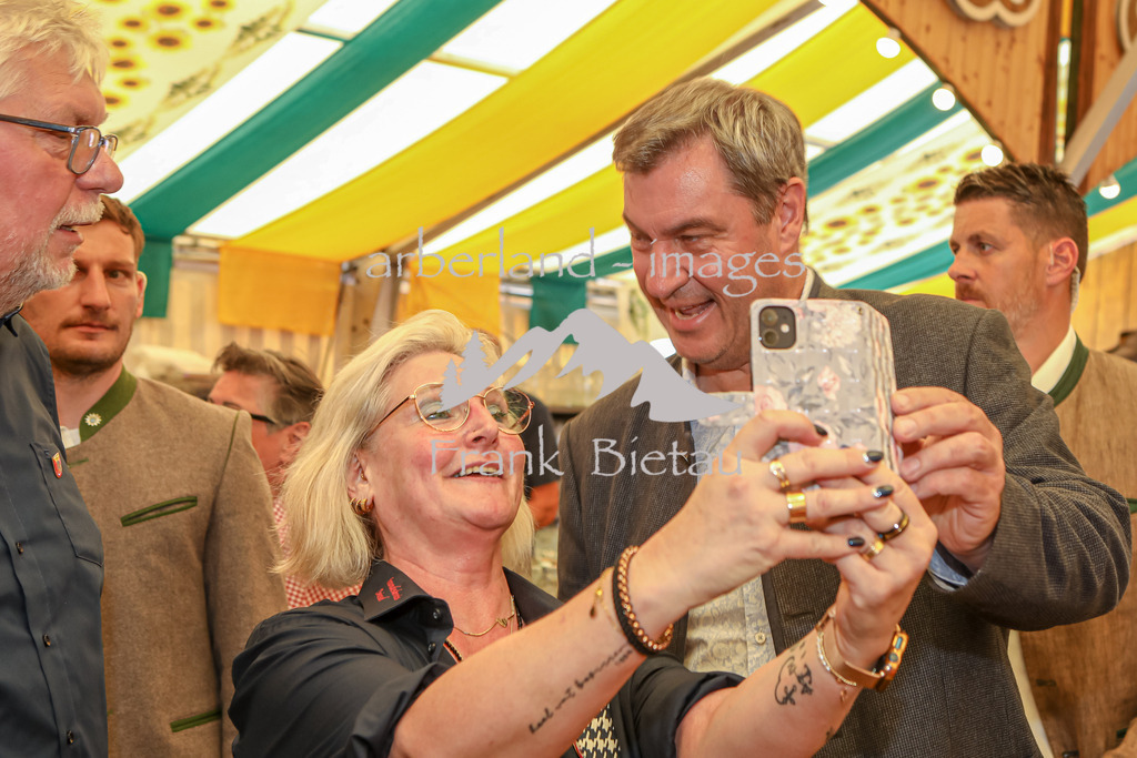 OE7A1827 | die Festeröffnung in Zwiesel mit prominentem Besuch, Ministerpräsident Markus Söder sowie Minister Hubert Aiwanger.