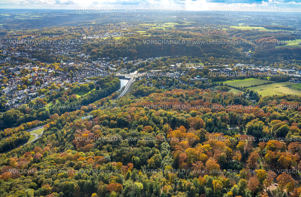 Essen251002674Sued | Luftbild, Fluss Ruhr und Ortsteil Werden mit Gustav-Heinemann-Brücke, Bredeneyer Straße B224 und Bahngleise, unten Villa Vue Restaurant im Herbstwald, Blick zum Ortsteil Heidhausen, Bäume in Herbstfarben, Bredeney, Essen, Ruhrgebiet, Nordrhein-Westfalen, Deutschland