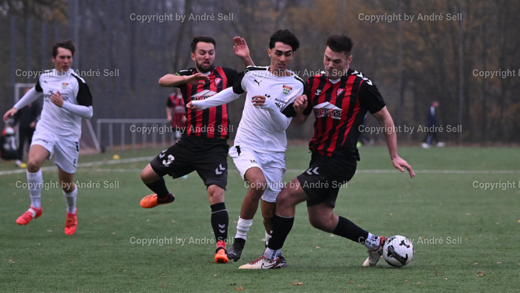 TSV Kronshagen vs TSV Kropp | Yunus Boz (TSVK #19) / Sven Thomsen (Kropp #3) &amp; Linus Kunze (Kropp #16) - Fußball-Landesliga Schleswig Männer 2024/2025 / TSV Kronshagen vs TSV Kropp / Suchsdorfer Weg 68, Sportzentrum Platz 4 / 24119 Kronshagen / 16.11.24 - Realisiert mit Pictrs.com
