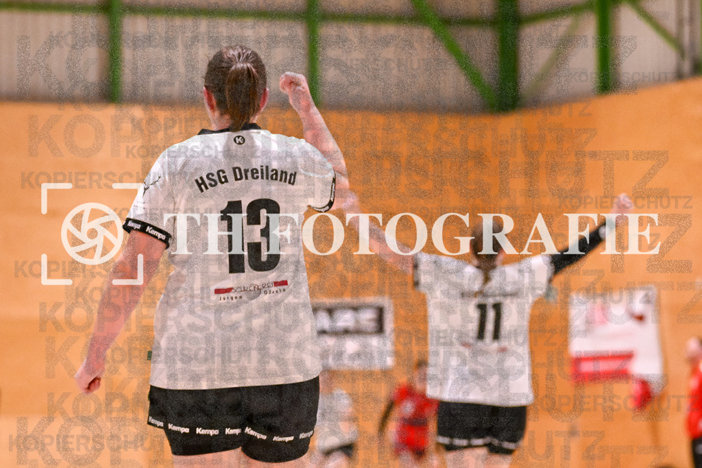 GER, SG Maulburg/Steinen - HSG Dreiland, Frauen-Handball, Oberliga Suedbaden, 3. Spieltag, Saison 2024/2025, 12.10.2024 | Julia Leisinger (HSG Dreiland, #13) und Nathalie Herzog (HSG Dreiland, #11) jubeln ueber einen Treffer.GER, SG Maulburg/Steinen - HSG Dreiland, Frauen-Handball, Oberliga Suedbaden, 3. Spieltag, Saison 2024/2025, 12.10.2024Foto: TH Fotografie/Thomas Hess