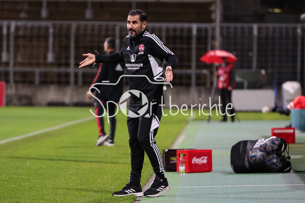 FC Bayern Amateure - 1. FC Nuernberg II | Club Trainer Cristian Fiel in Aktion