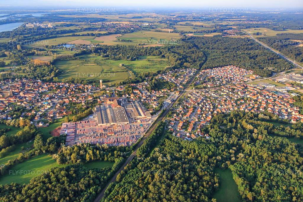 Aerial view: View of the town from the northwest, showing the Wienerberger brick factory. in Seltz in the state Bas-Rhin, France. – Photo: IMG_093078.jpg taken on 08/16/2016 by Werner Riehm/FLY-FOTO.com – Resolution of the original: 5190 x 3460 px – wienerberger, leader mondial de la terre cuite : mur, toiture, façade