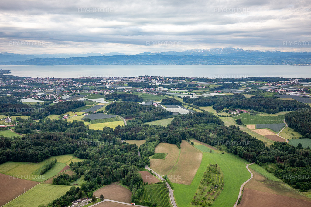 Luftbild: Bodenseepanorama von Friedrichshafen im Ortsteil Windhag in Friedrichshafen im Bundesland Baden-Württemberg in Deutschland. – Foto: IMG_131984.jpg vom 26.05.2022 durch Werner Riehm/FLY-FOTO.de – Auflösung des Originals: 5433 x 3622 px – www.friedrichshafen.de