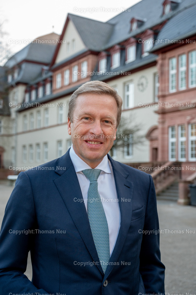 DSC_8731 | Am 8.März 2024 wurde Oliver Zipse  Vorstandsvorsitzender der BMW AG. zum Botschafter der Bergstraße ernannt, die Feier fand in seiner ehemaligen Schule dem Alten Kurfürstlichen Gymnasium in Bensheim statt, die Urkunde überreichte ihm der Landrat des Kreises Bergstraße Christian Engelhardt , 
