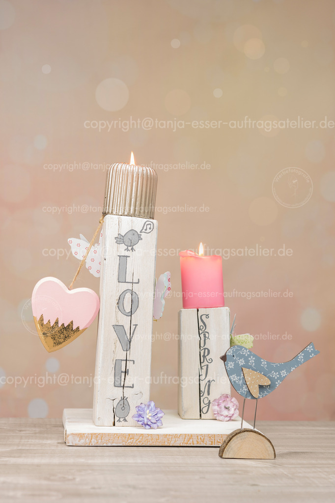 Homemade spring decoration with english text: love spring | Selbstgemachte Tischdekoration für den Frühling. Weiß lackierte Kanthölzer. Englischer Text: love spring in Lettering-Stil. Vögel und Schmetterlinge im pastellfarbenen Hintergrund.
