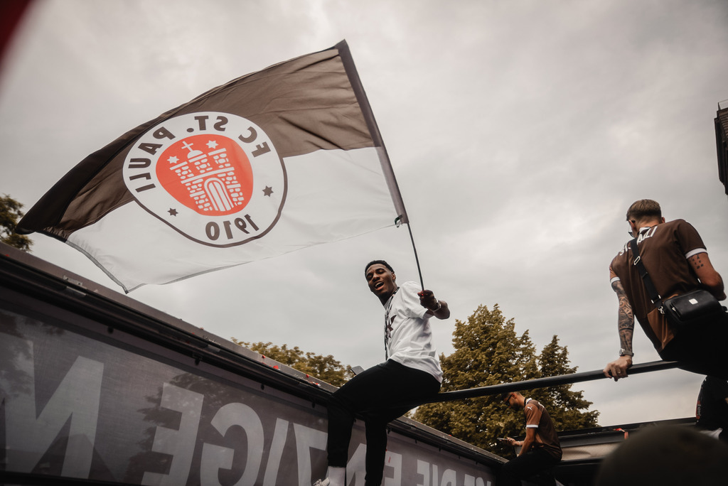 FCSP MEISTERFEIER-147 | Der offizielle Shop für FC St. Pauli Fotos. Wähle aus Spielszenen & Fanmomenten dein FCSP Wunschformat. Wir liefern Millerntor-Atmosphäre.