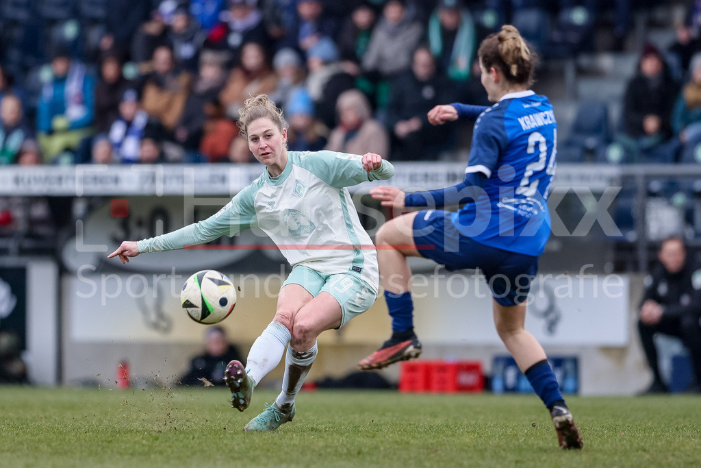 Fussball, Google Pixel Frauen-Bundesliga, 1. FFC Turbine Potsdam - SV Werder Bremen | v.li.: Saskia Matheis (SV Werder Bremen, 19) und Caroline Krawczyk (1. FFC Turbine Potsdam, 24) im Zweikampf, Duell, Dynamik, Aktion, Action, Spielszene, DIE DFB-RICHTLINIEN UNTERSAGEN JEGLICHE NUTZUNG VON FOTOS ALS SEQUENZBILDER UND/ODER VIDEOÄHNLICHE FOTOSTRECKEN. DFB REGULATIONS PROHIBIT ANY USE OF PHOTOGRAPHS AS IMAGE SEQUENCES AND/OR QUASI-VIDEO.