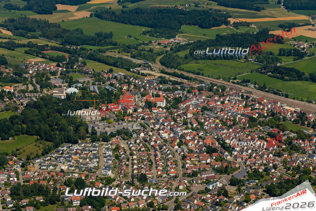 Aktuelles Luftbild von  Aulendorf - Die Luftaufnahme wurde 2022 mittels UL-Flugzeug erstellt ( keine Drohne ) - hochauflösende Kamera-Systeme von  Canon -Beste Qualität - Für grossformatige Ausdrucke geeignet. Die Geschenkidee !
