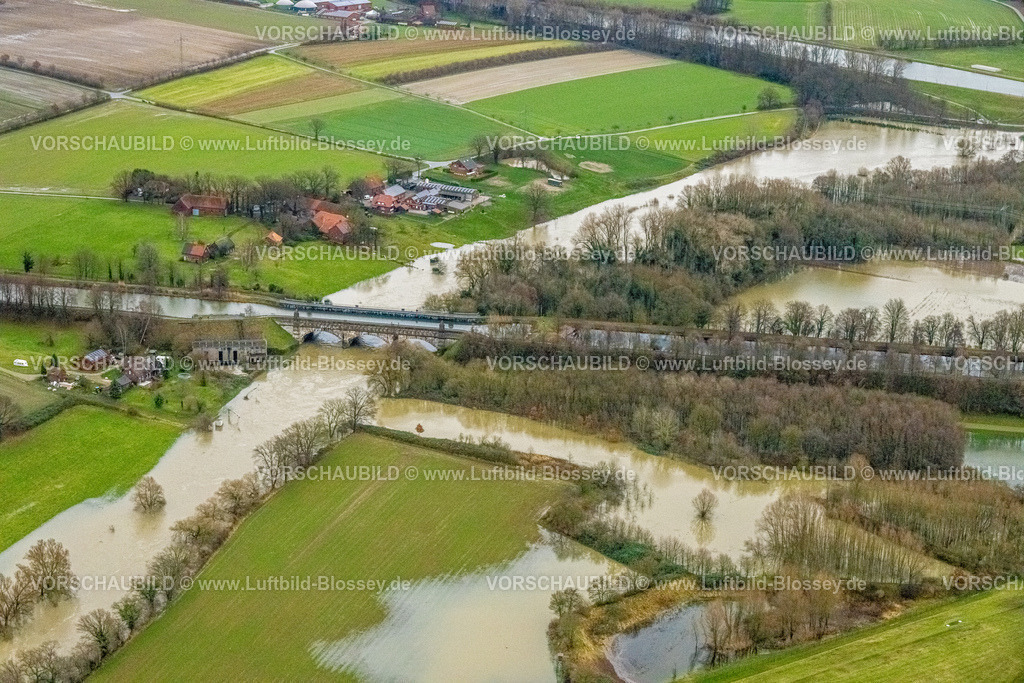 Waltrop231204545Lippe | Luftbild vom Hochwasser der Lippe, Weihnachtshochwasser 2023, Fluss Lippe tritt nach starken Regenfällen über die Ufer, Überschwemmungsgebiet zwischen Kanalbrücke Lippe Neue Fahrt und Kanalbrücke Lippe Alte Fahrt, Dortmund-Ems-Kanal, NSG Lippeaue, Fluss- und Auenentwicklung der Lippe Vogelsang Renaturierung, Stadtgrenze Olfen-Datteln, Hötting, Datteln, Ruhrgebiet, Nordrhein-Westfalen, Deutschland
