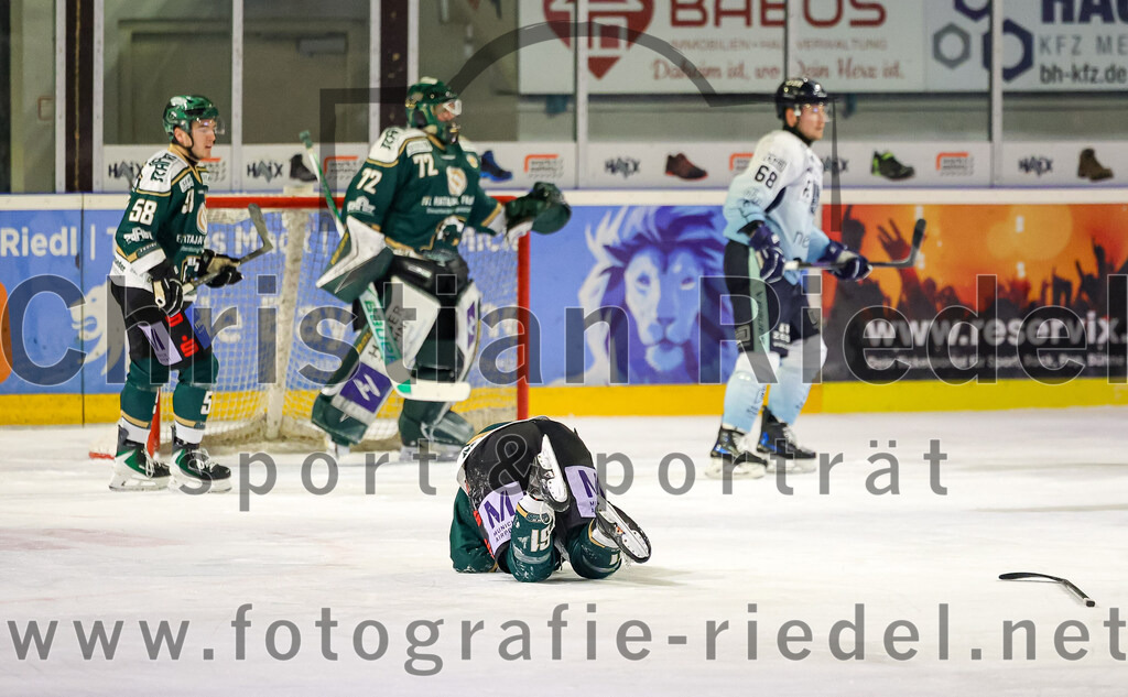 2026-01-06_129_TSV_Erding_gegen_EV_Lindau_Islanders | Erding, Deutschland, 06.01.2026:Eishockey, Oberliga Süd 2025 / 2026, 35. Spieltag, TSV Erding gegen EV Lindau Islanders, Endergebnis: 2:5Paul Pfenninger (Erding Gladiators, #58), Marcel Tabert (Erding Gladiators, #71), Dennis Miller (Erding Gladiators, #61), Andreas Farny (EV Lindau Islanders, #68)Foto: Christian Riedel / fotografie-riedel.net
