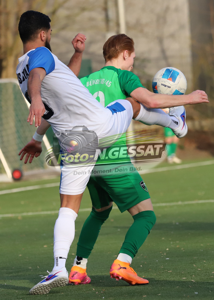 SC Bünde - TuS Brake | Auf dem Bild zu sehen: grün SC Bünde: Nick Braun ; weiß TuS Brake: Tolga BaytemurSC Bünde, TuS Brake, Saison 25/26, Bezirksliga, Deutschland - Realisiert mit Pictrs.com