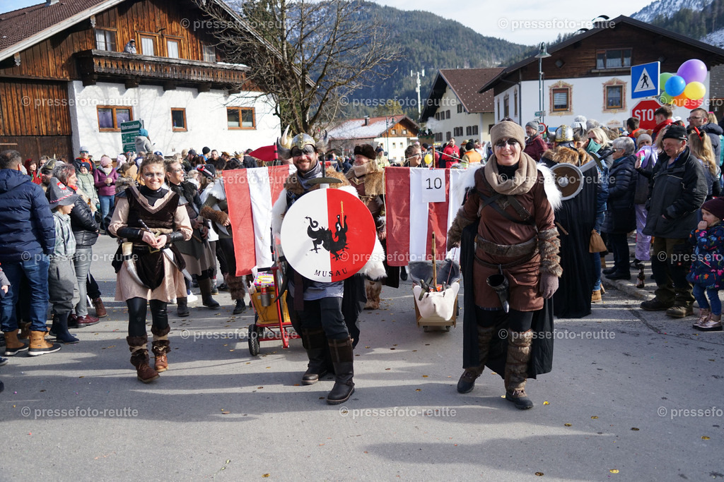 news-2023-Feb11-Fasching-Weissenbach-DSC01765 | Info aus dem Bezirk Reutte/Ausserfern Tirol sowie eine umfangreiche Bilddatenbank über die gesamte Region: Lechtal, Talkessel Reutte, Tannheimertal, Zwischentoren. Lech, Plansee, Zugspitze, Grenztunnel, B179, Fernpassstraße, Verkehr, Lawinen, Tradition, - Realisiert mit Pictrs.com