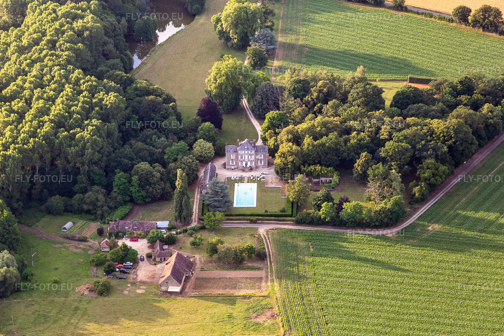 Vue aérienne: Château de Saint-Paul à Saint-Michel-de-Chavaignes dans le département Sarthe, France. Photo: IMG_132442.jpg prise le 14/06/2022 par Werner Riehm/FLY-FOTO.eu – Résolution de l'original: 5228 x 3485 px