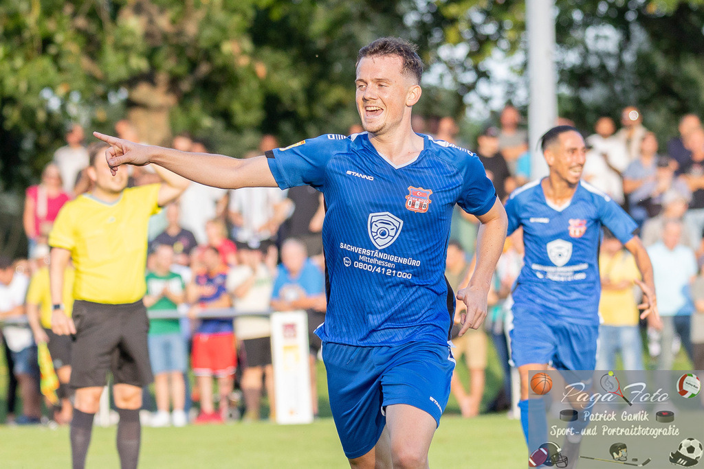 Hessenliga: Türk Gücü Friedberg - FC Eddersheim, 09.08.2024 | Torschütze zum 3:0 Niklas Kraus (Türk Gücü Friedberg #13), Türk Gücü Friedberg - FC Eddersheim, Friedberg, Städtischer Sportplatz, 9.8.2024 - Realisiert mit Pictrs.com