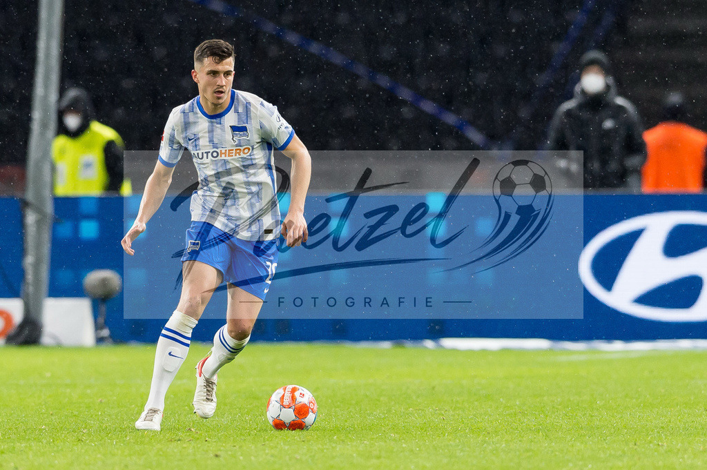 BSCRBL20220220_036 | Fussball, Herren: Marc Oliver Kempf (Hertha BSC) in Aktion, am Ball, Einzelaktion bei dem Spiel der 1. Bundesliga zwischen Hertha BSC und RB Leipzig im Olypiastadion am 20.02.2022 in Berlin, Deutschland.DFB / DFL REGULATIONS PROHIBIT ANY USE OF PHOTOGRAPHS AS IMAGE SEQUENCES AND/OR QUASI-VIDEO. - Realisiert mit Pictrs.com