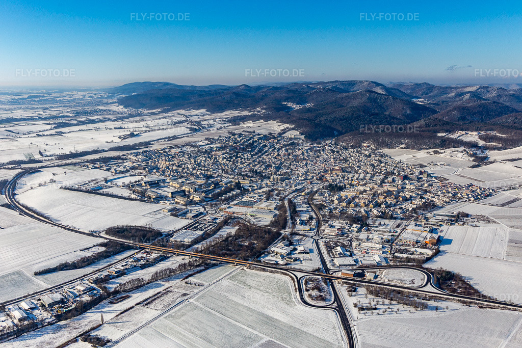 Luftbild: Winterlich schneebedeckte Ortsansicht mit Straßen und Häusern der Wohngebiete in Bad Bergzabern im Bundesland Rheinland-Pfalz in Deutschland. Foto: IMG_124340.jpg vom 11.02.2021 durch Werner Riehm/FLY-FOTO.de