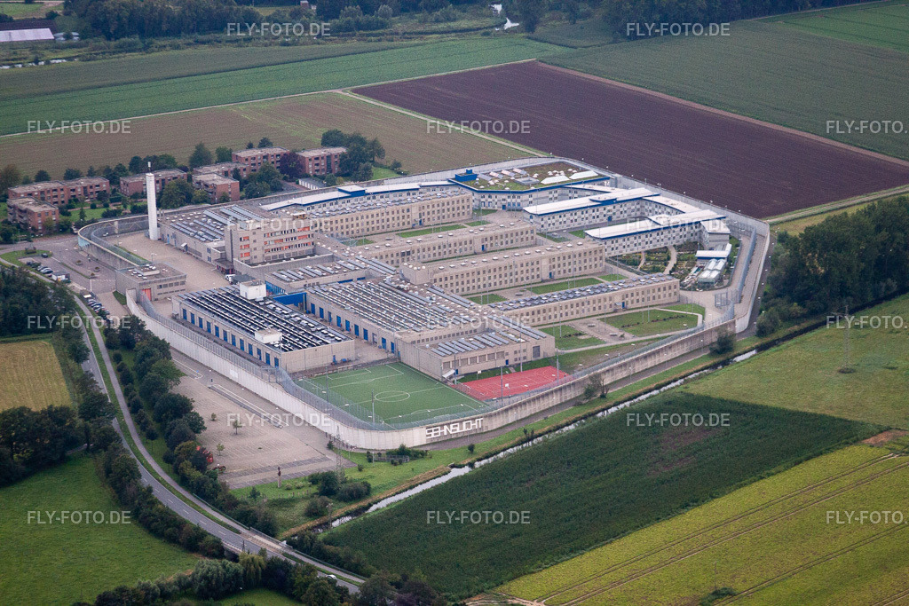 Von Sicherheitsumzäunung umgebenes Gelände der  Justizvollzugsanstalt Geldern | Luftbild: Von Sicherheitsumzäunung umgebenes Gelände der  Justizvollzugsanstalt Geldern im Ortsteil Pont in Geldern im Bundesland Nordrhein-Westfalen in Deutschland. Foto: IMG_44813.jpg vom 21.08.2011 durch Werner Riehm/FLY-FOTO.de - Realisiert mit Pictrs.com