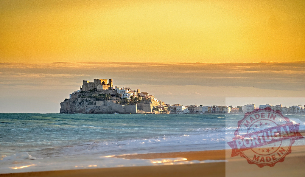 Peñíscola castle city coastline at sunset, Spain | Peñíscola castle and old town perched on a cliff by the Mediterranean sea during sunset - Realisiert mit Pictrs.com