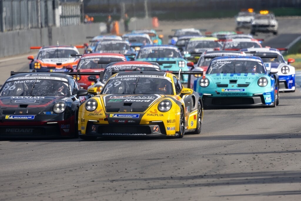 Porsche Carrera Cup Benelux 2026 am Hockenheimring | Porsche Carrera Cup Benelux 2026 am Hockenheimring***Startphase Rennen 1, es geht hinein in die erste Kurve - Realisiert mit Pictrs.com
