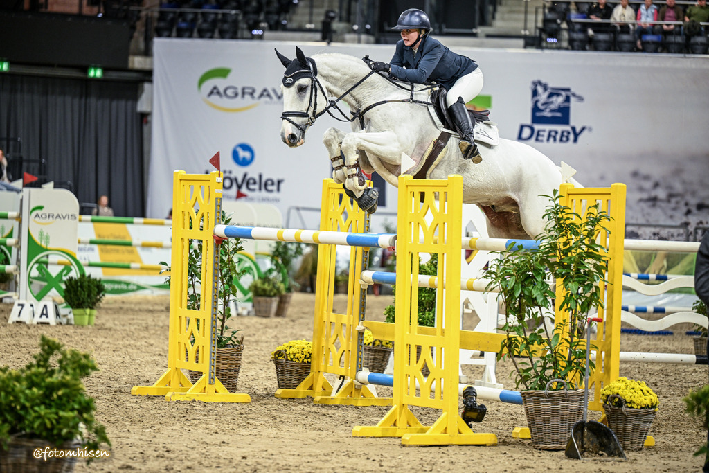 311025-17-062 | Foto Mhisen Pferdefotografie#, Reitturnier Frankfurt#  #Dressur und Springen
#Profi Pferdefotograf Reitturnier Fotograf 
#Sport Horses Photographer 
#equestrain photographer - Realisiert mit Pictrs.com