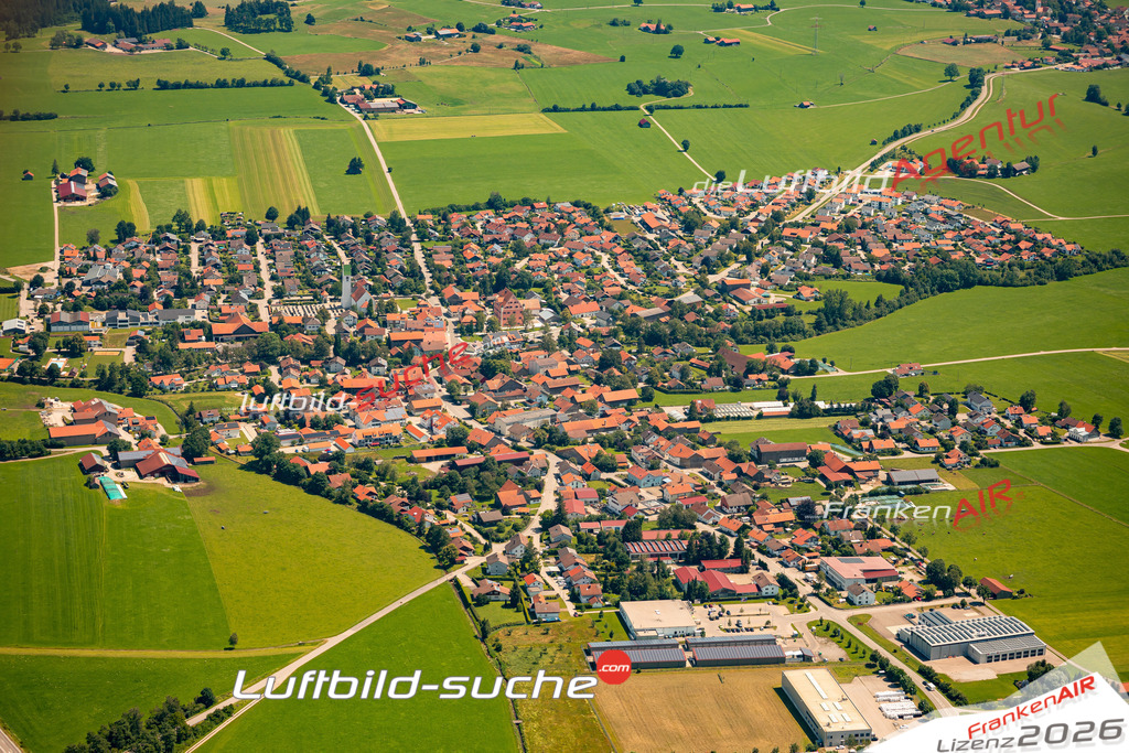 Das Luftbild zeigt :  Unterthingau - Die Luftaufnahme wurde 2024 vom UL-Flugzeug aus erstellt ( keine Drohne ) - Hochauflösende Luftaufnahme - Für grossformatige Ausdrucke geeignet. Die Geschenkidee !Mit Lizenz und Bildrechte bestellbar