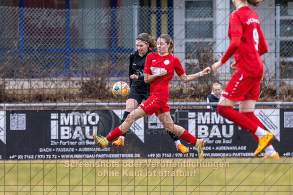 20250223_142219_0626 | Larissa Wiedmann (1.FC Donzdorf #03),1.FC Donzdorf (rot) vs. TSV Tettnang (schwarz), Fussball, Frauen-WFV-Pokal Achtelfinale, Saison 2024/2025, Rasenplatz Lautertal Stadion, Süßener Straße 16, 73072 Donzdorf, 23.02.2025 - 13:00 Uhr,Foto: PhotoPeet-Sportfotografie/Peter Harich