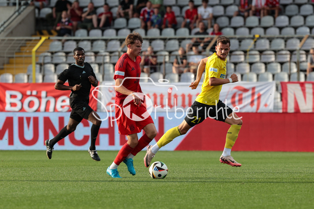 FC Bayern Amateure - SpVgg Bayreuth | im Duell Jonathan Asp JENSEN (FCB #8) und Tobias WEBER (spvgg #21) / Zweikampf