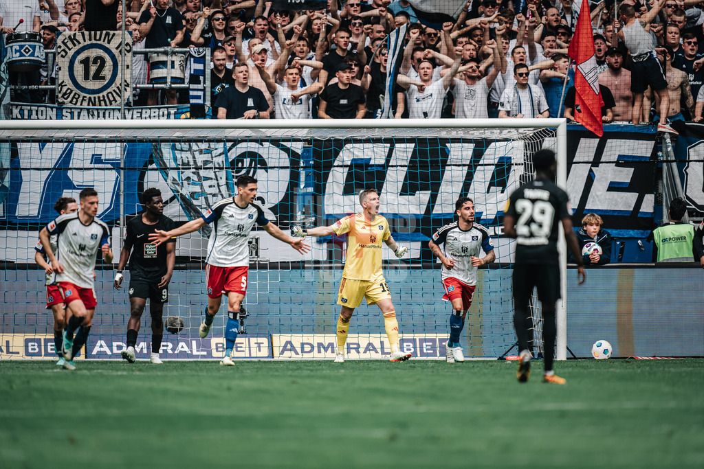 Fußball | Männer | Saison 2023/2024 | 2. Fußball-Bundesliga | 28. Spieltag | Hamburger SV vs. 1. FC Kaiserslautern | 06.04.2024 | Matheo Raab (#19, HSV) heizt sein Team ein