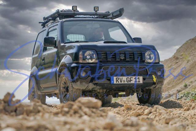 DSC08459 | Vierradfahrzeuge testen unterschiedliches Terrain - ueber Stock und Stein

Offroad Grundkurs im Steinbruch. Unterschiedliche Fahrgegebenheiten mit dem gelaendegaengigem Offroad-Fahrzeug. 

Deutschland, Geisingen, Steinbruch Meichle und Mohr, 10.06.2023
