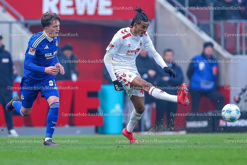 1FC09022501081 | 09.02.2025, Fußball, 1. FC Köln - FC Schalke 04, 2.. Fußball Bundesliga, 21. Spieltag, RheinEnergie-STADION, Saison 2024 2025: Derry Murkin (S04 #5) im Zweikampf gegen Damion Downs (FC Köln #42)DFB regulations prohibit any use of photographs as image sequences and or quasi-video.