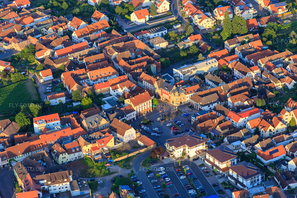 Luftbild: Paul-Gillet-Platz in Edenkoben im Bundesland Rheinland-Pfalz in Deutschland. Foto: IMG_082745.jpg vom 25.06.2015 durch Werner Riehm/FLY-FOTO.de