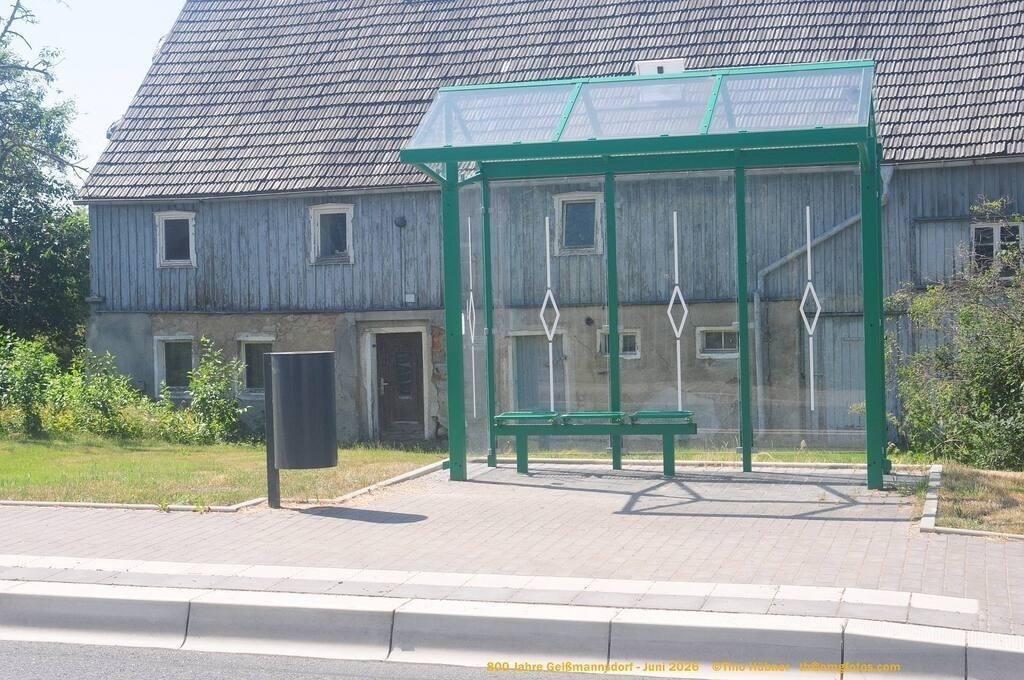 Geißmannsdorf-2026-Ortsbilder-095 | Geißmannsdorf bei Bischofswerda im Sommer 2026. Ein fotografischer Streifzug durch das Dorf Geißmannsdorf, mit Gebäuden, Straßen, Strohpuppen und geschmückten Vorgärten und Grundstücken anlässlich der 800-Jahr-Feier von Geißmannsdorf im Juni 2026 - Realisiert mit Pictrs.com