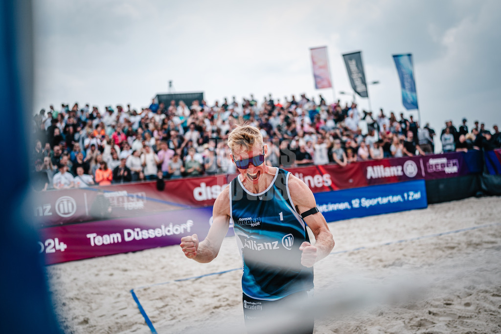 Beachvolleyball | Männer | German Beach Tour 2024 | Tourstop Düsseldorf | 19.05.2024 | Jonas Reinhardt jubelt nach dem Sieg im Halbfinale