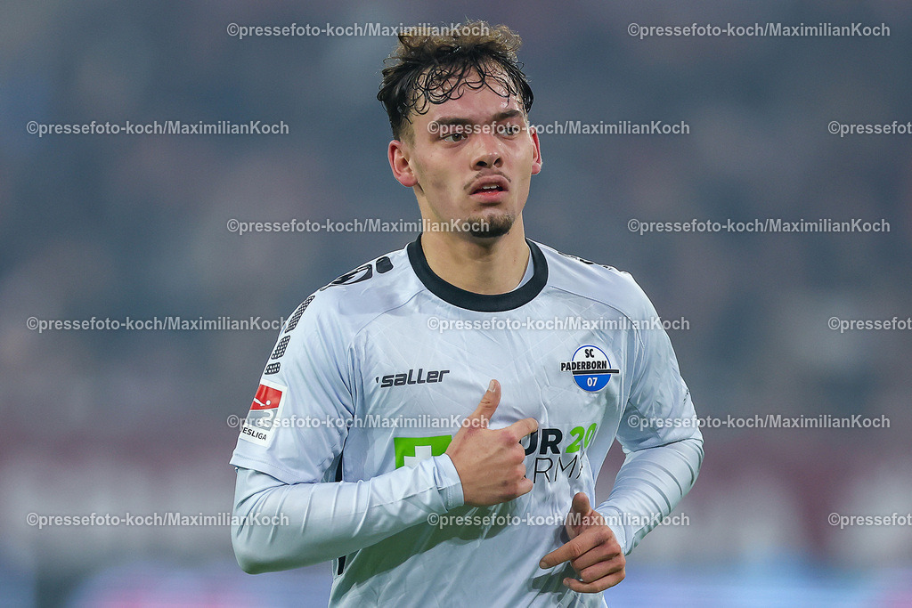 Due0911240109602135 | 09.11.2024, Fußball, Fortuna Düsseldorf - SC Paderborn 07, 2. Bundesliga, Merkur Spiel-Arena, Saison 2024 2025: Aaron Zehnter (Paderborn #32) DFB regulations prohibit any use of photographs as image sequences and or quasi-video.