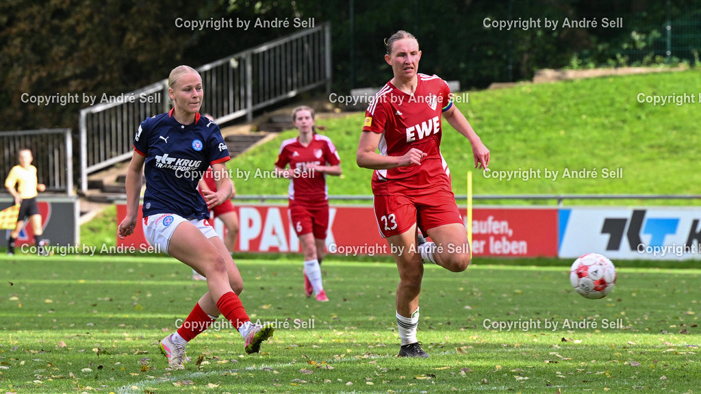 Holstein Kiel vs SpVg Aurich | Stine Merschmann (Holstein #23) vs Dorothea Greulich (Aurich #23) / Fußball-Regionalliga Nord Frauen 2026/2027 / Holstein Kiel vs SpVg Aurich / Waldwiese / Kiel / 20.09.26 - Realisiert mit Pictrs.com