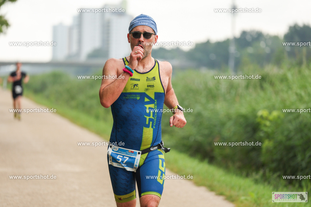 LUR_1867 | 34. M-net Erlanger Triathlon 2025 #erlangertriathlon  #mnettriathlon2025 #mnettriathlon #team #olympischedistanz #mitteldistanz #triathlon #maindonaukanal  #erlangertriathlon2025 #yourpictrs #tv1848 #tv1848erlangen  #triathlonbayern #sportinerlangen #demsportverbunden #sportshot_your_pictrs Copyright: www.sportshot.de