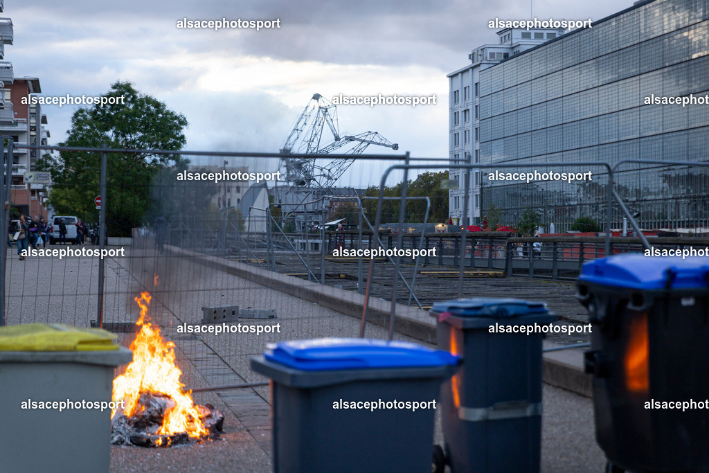 9L6A5982_1 | centaines d’étudiants ont organisé une manifestation spontanée, souvent qualifiée de « manifestation sauvage », qui a traversé différents quartiers de Strasbourg. La manifestation a été marquée par des affrontements entre les manifestants et la police alors que les étudiants défilaient dans la ville dans le cadre d’une journée de mobilisation nationale concernant les conditions d’éducation et le budget de l’Éducation nationale pour 2027. - Realisiert mit Pictrs.com