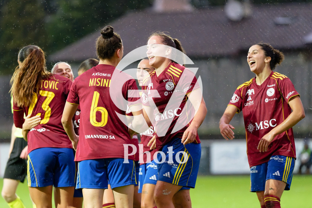 DZ8_7094_c | Switzerland: AXA Womens Super League 2025/26, Servette FC Chenois Feminin vs FC Aarau Frauen - Stade des Trois-Chene, Chene-Bourge: Magdalena Izabela Sobal (11 Servette FC Chenois Feminin) celebrates after scoring her team's second goal with teammates